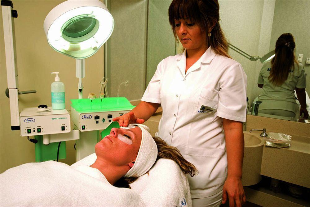 Eser Premium Hotel & Spa Büyükçekmece Exteriör bild A cosmetologist at work