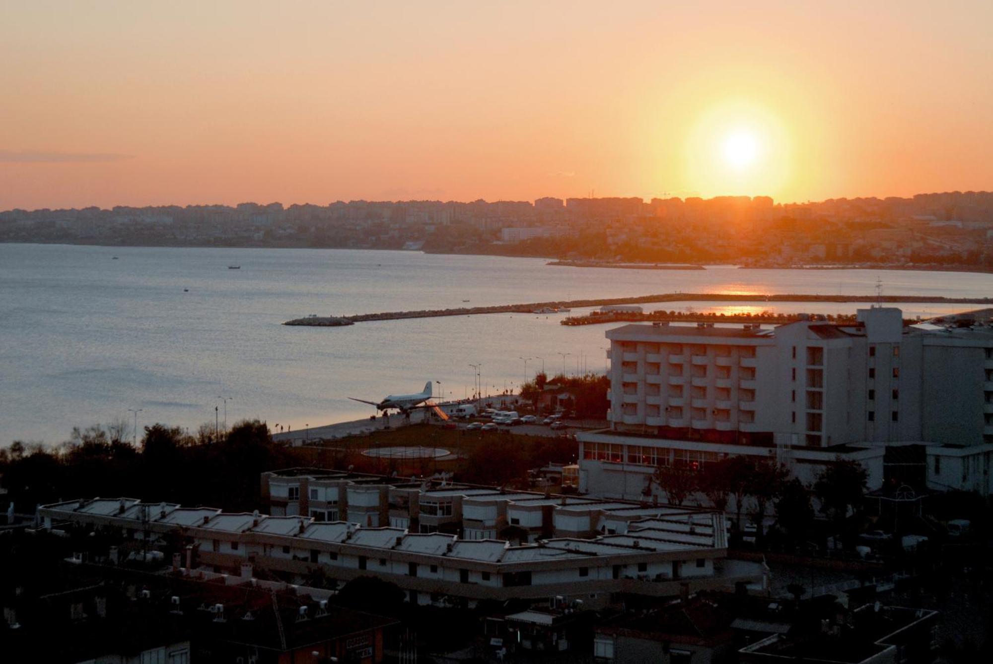 Eser Premium Hotel & Spa Büyükçekmece Exteriör bild Sunset over the Gulf of Chania
