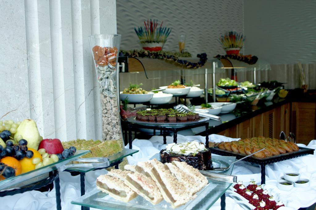 Eser Premium Hotel & Spa Büyükçekmece Exteriör bild A buffet
