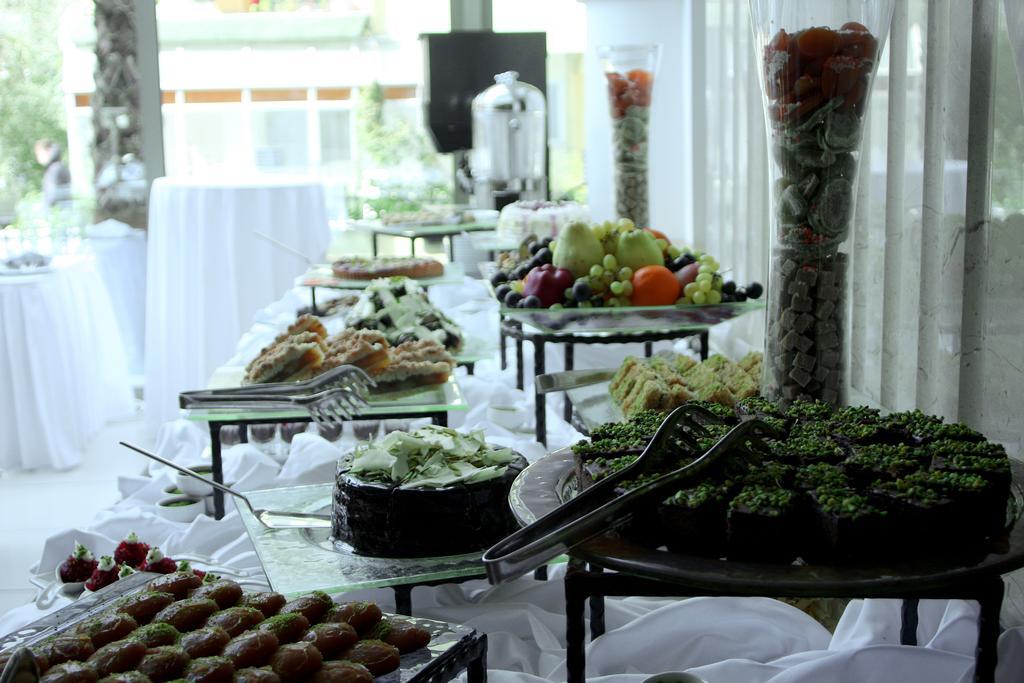 Eser Premium Hotel & Spa Büyükçekmece Exteriör bild A buffet