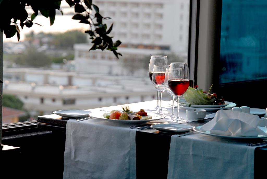 Eser Premium Hotel & Spa Büyükçekmece Exteriör bild A table set for dinner