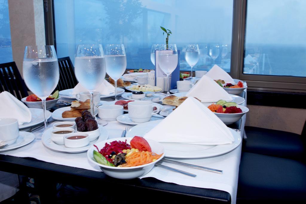 Eser Premium Hotel & Spa Büyükçekmece Exteriör bild A table set for a meal