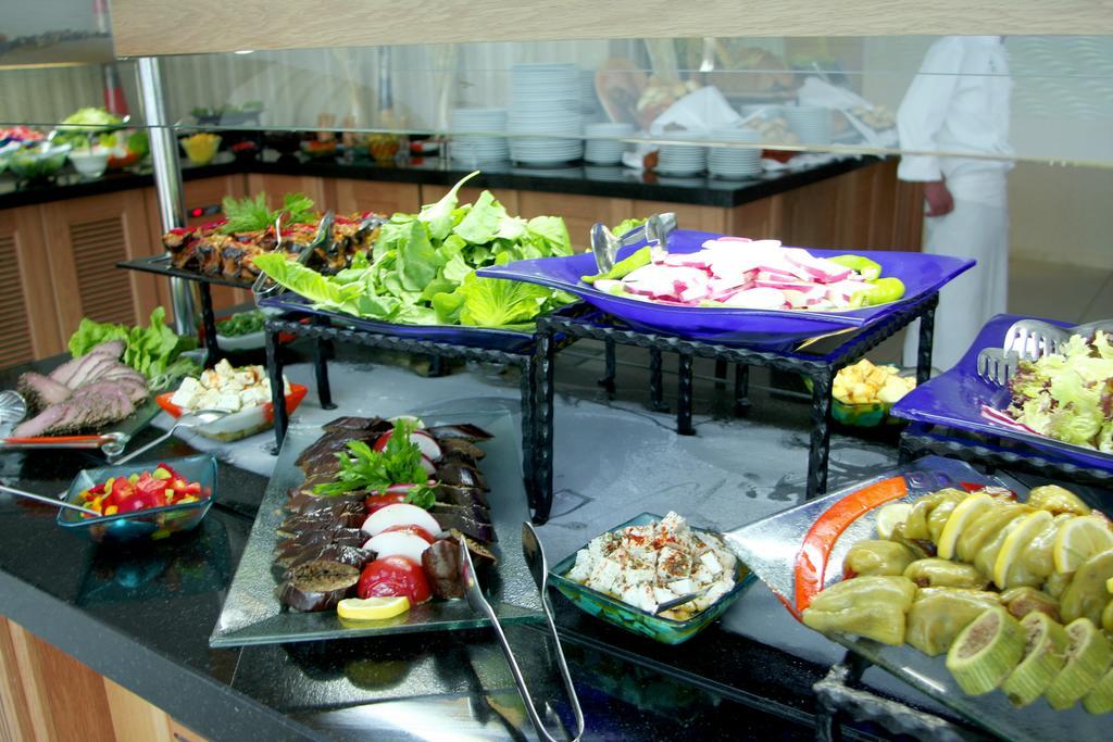 Eser Premium Hotel & Spa Büyükçekmece Exteriör bild A salad bar