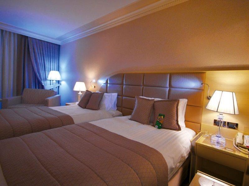 Eser Premium Hotel & Spa Büyükçekmece Exteriör bild A room at the hotel