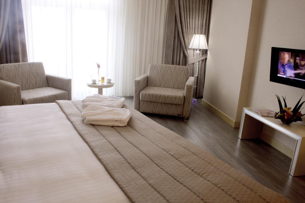 Eser Premium Hotel & Spa Büyükçekmece Exteriör bild A room at the hotel