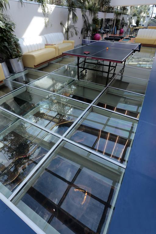 Eser Premium Hotel & Spa Büyükçekmece Exteriör bild A glass floor