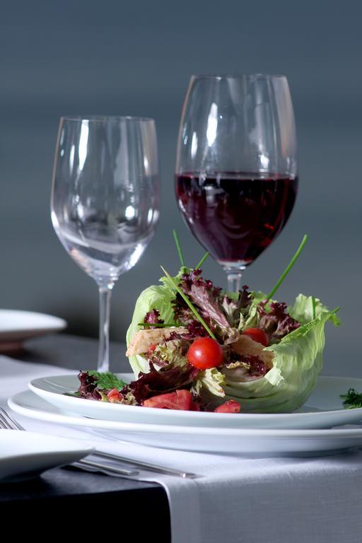 Eser Premium Hotel & Spa Büyükçekmece Exteriör bild A salad and wine