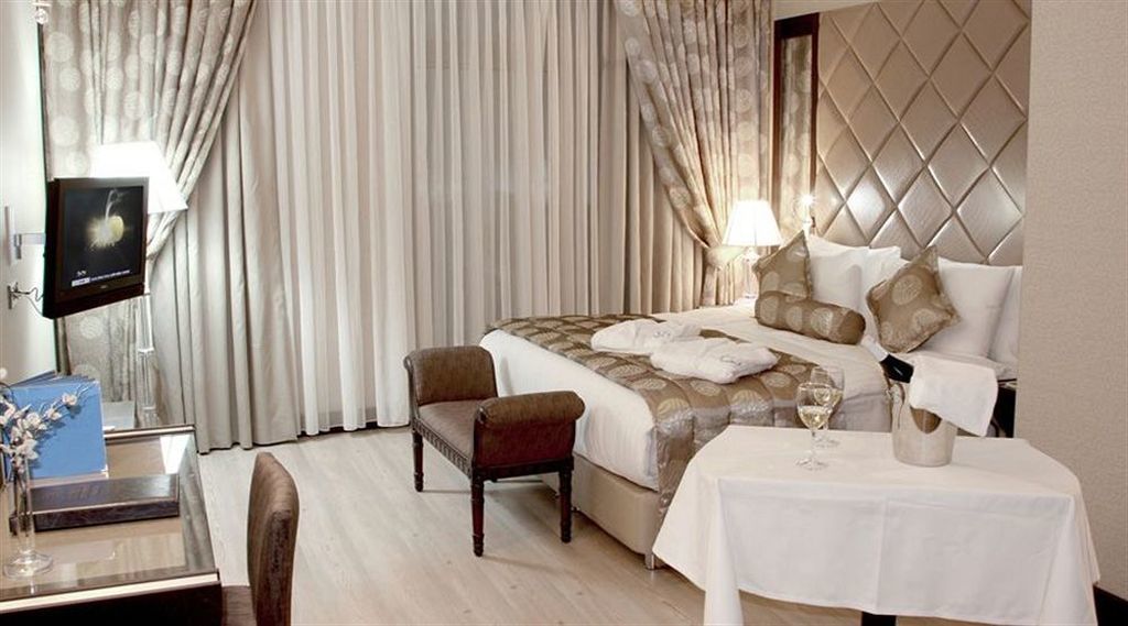 Eser Premium Hotel & Spa Büyükçekmece Exteriör bild A bedroom at the hotel