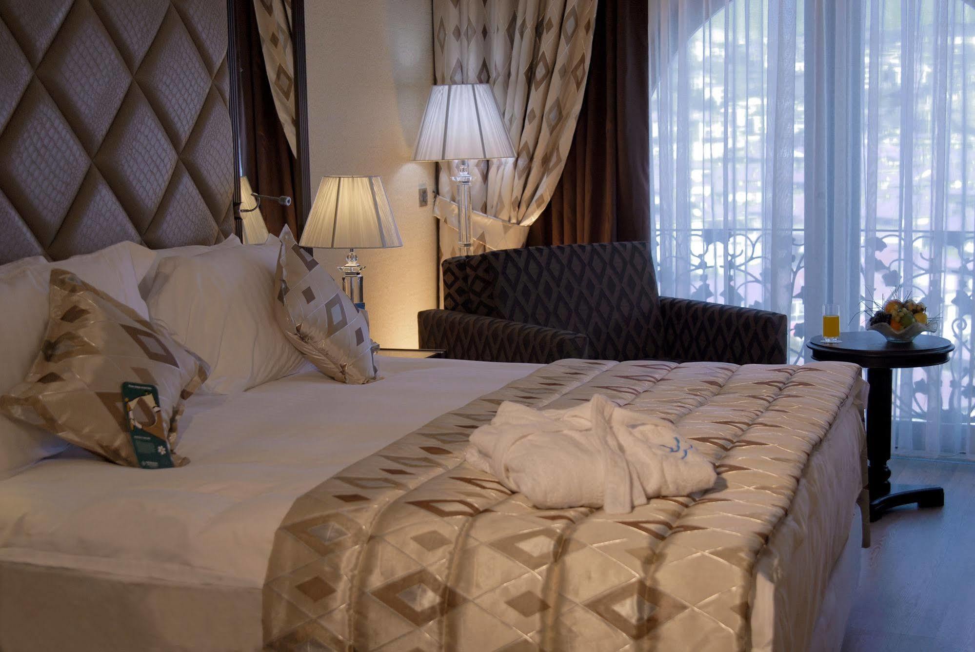 Eser Premium Hotel & Spa Büyükçekmece Exteriör bild A bedroom at the hotel