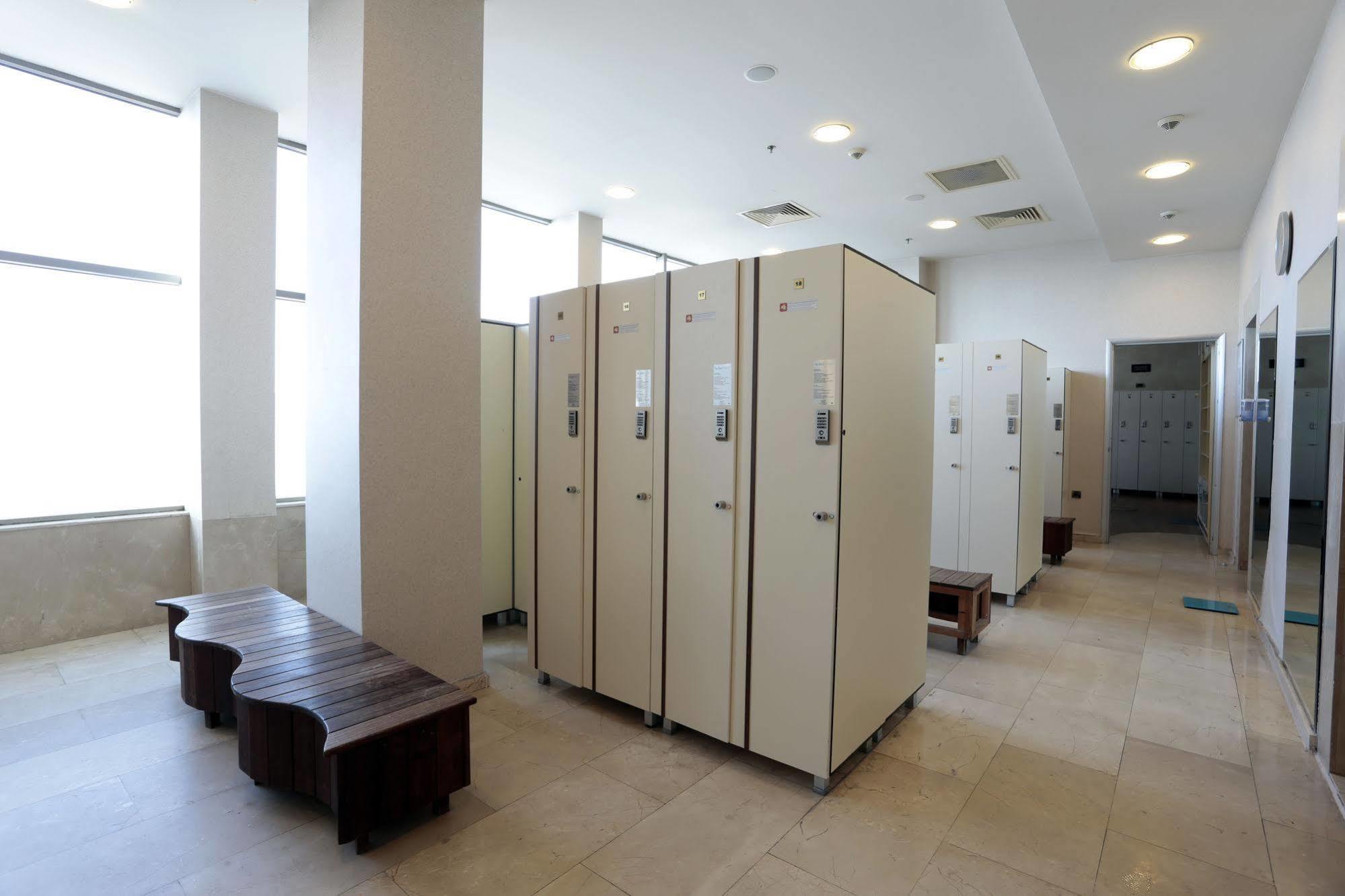 Eser Premium Hotel & Spa Büyükçekmece Exteriör bild A locker room