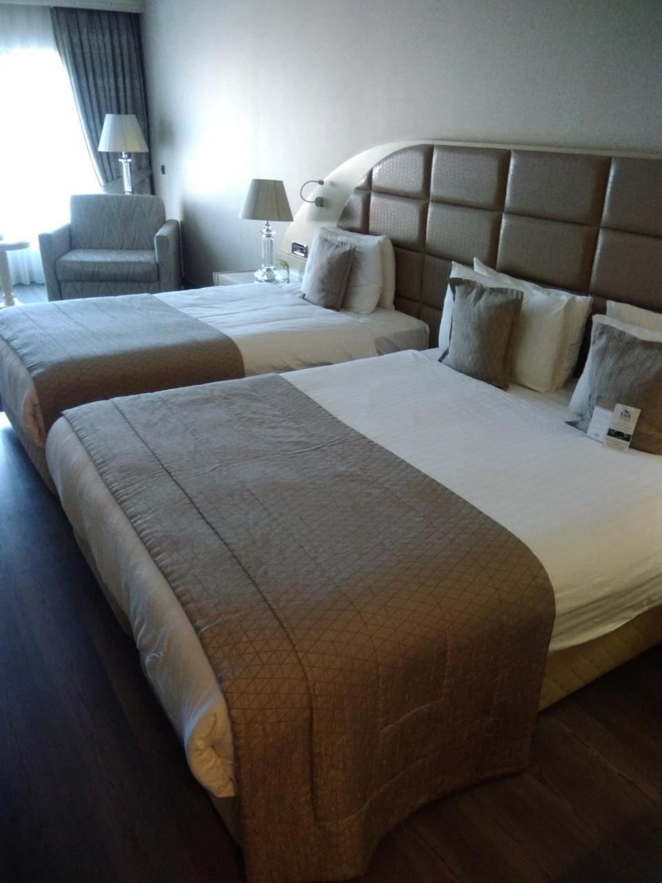 Eser Premium Hotel & Spa Büyükçekmece Exteriör bild A bed runner