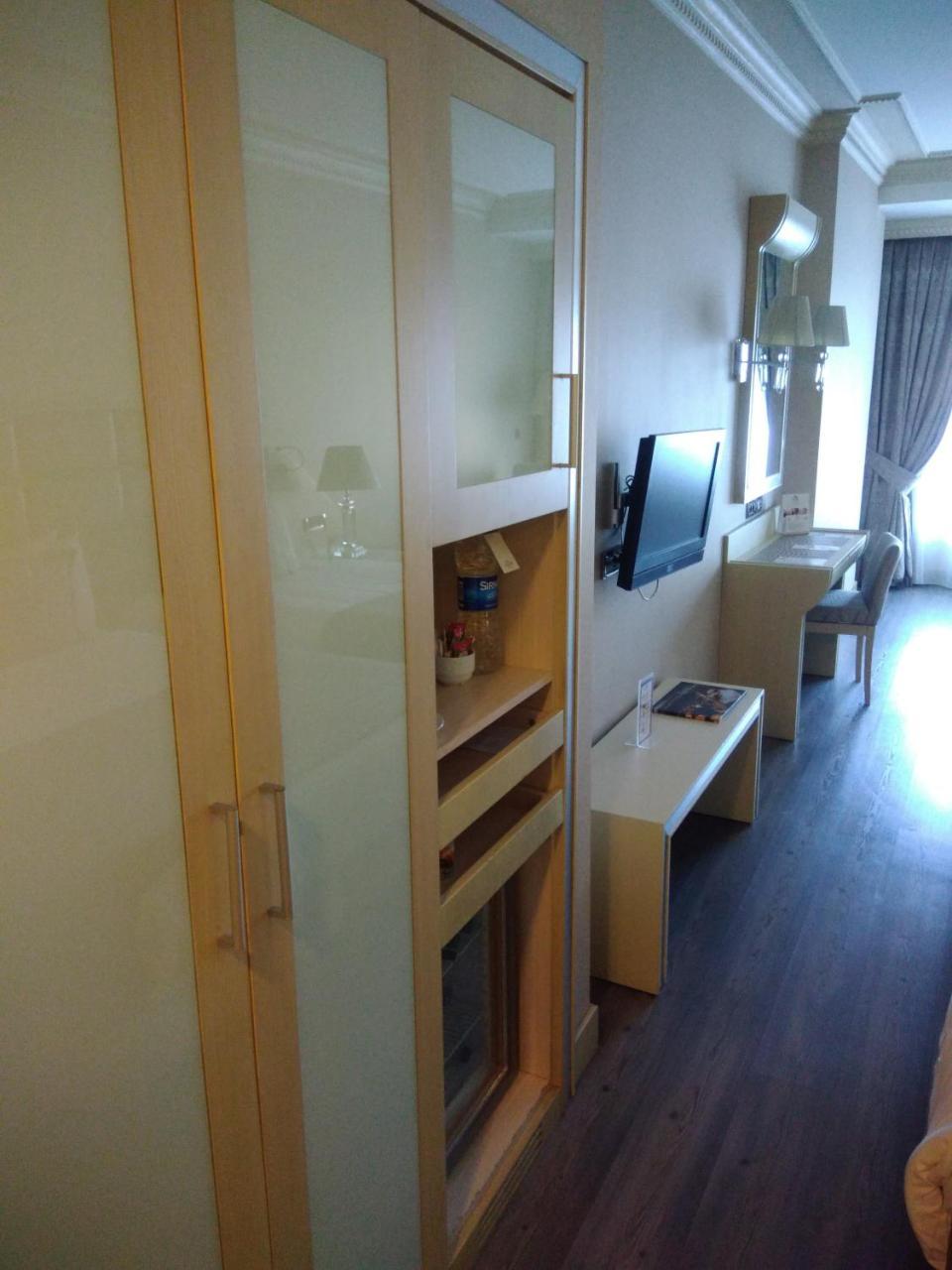 Eser Premium Hotel & Spa Büyükçekmece Exteriör bild A room at the hotel